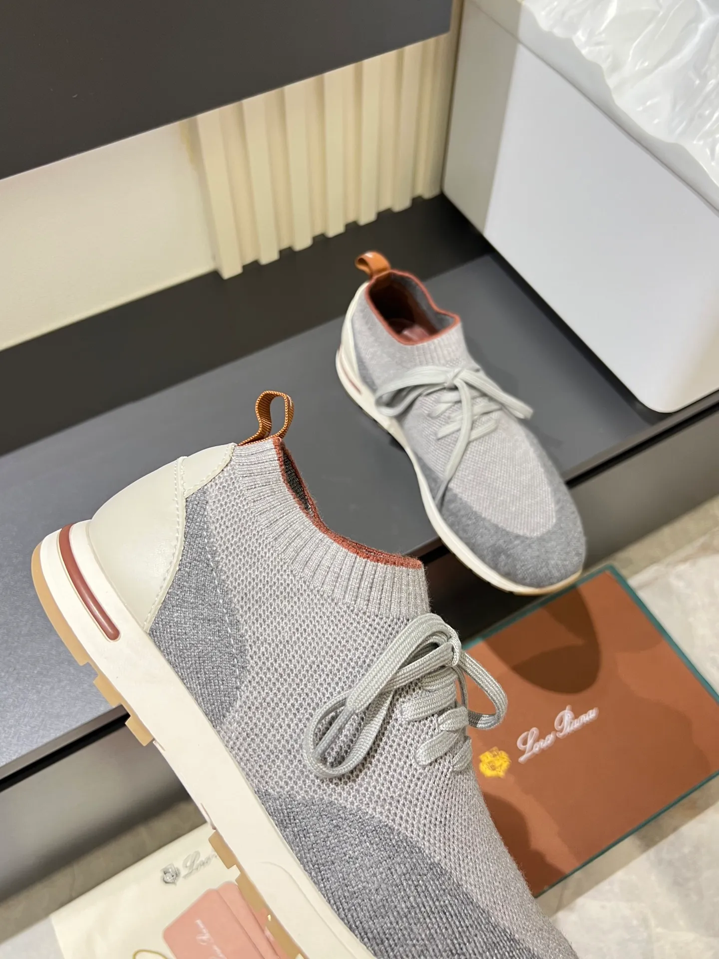 Men's Men's Shoes 💰p380 Loro Men's Shoes 💰piana/Noyo Piana 360 L Men's Shoes 💰p Flexy Walk Men's Sports Shoes These sports shoes are made of knitted wool uppers, and the heel is wrapped in smooth calf leather. Merino sheep are selected from Australia and New Zealand. The upper is machine-woven like a sweater, and then equipped with a white rubber outsole and a Kummel-colored sole. It is both beautiful and non-slip. The fabric is 100% cashmere and the insole is calf leather. It is super comfortable on the feet! Comes with full original packaging! Multiple colors available! Size: 38-44 (45 customized)